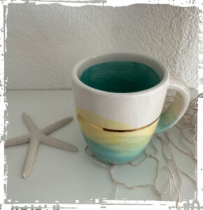 Tasse mit dünnem Goldrand