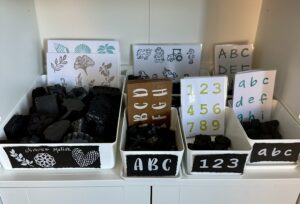 Freihand Malen ist nicht so deins? Kein Problem - mit diesen Moosgummistempeln kannst du easy ein schönes Motiv auf dein Objekt stempeln