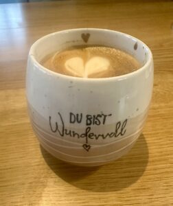 mit einen gelbbemalten Kaffebecher schmeckt der Kaffee noch besser ;-)